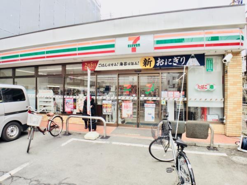 近隣のコンビニ