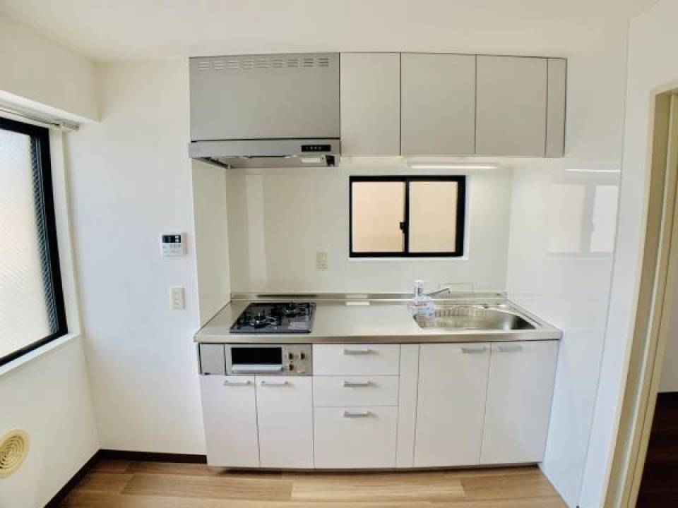 キッチンは真っ白