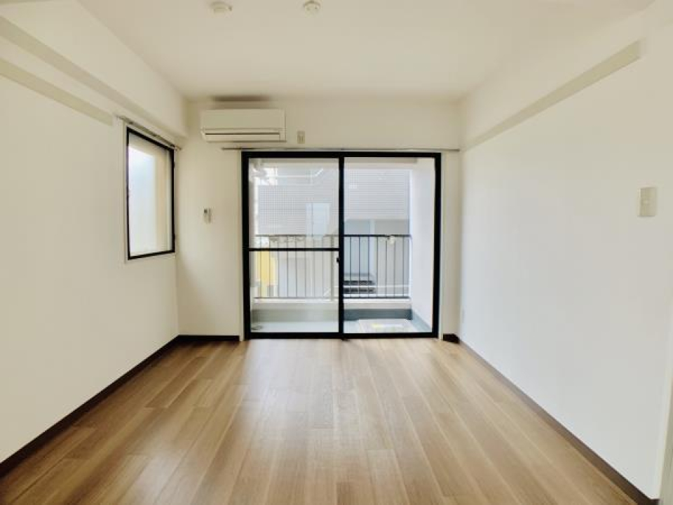 こちらは洋室。