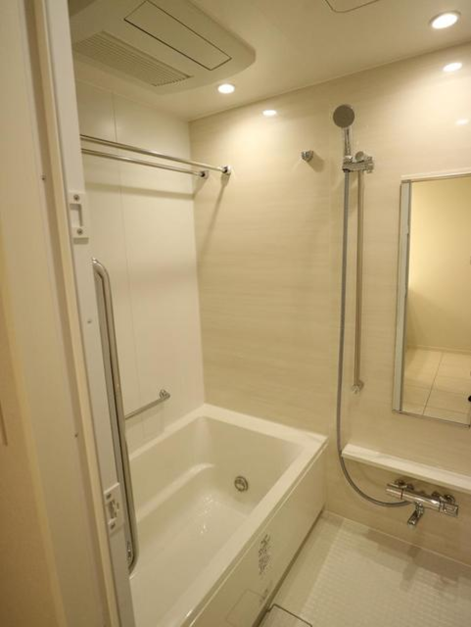 浴室乾燥機付きなので、便利極まりないですね♪
※写真は同タイプ住戸です。