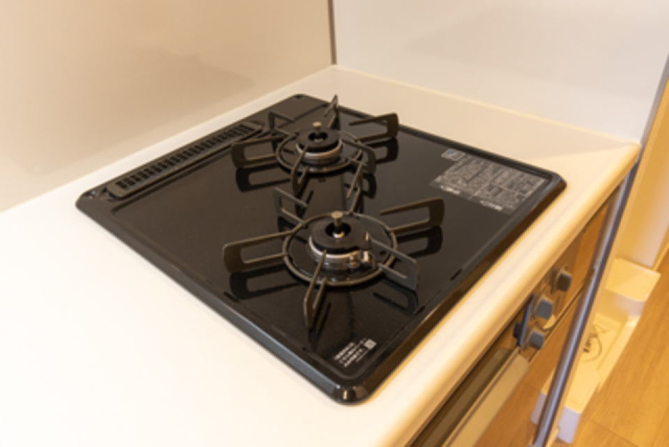 ガスコンロは二口です※写真は同タイプ住戸です。