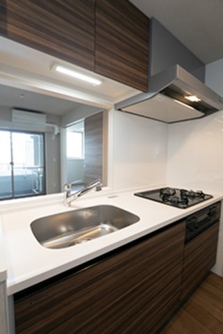 キッチンは３口コンロの対面式キッチンが導入。※写真は同タイプ住戸です。