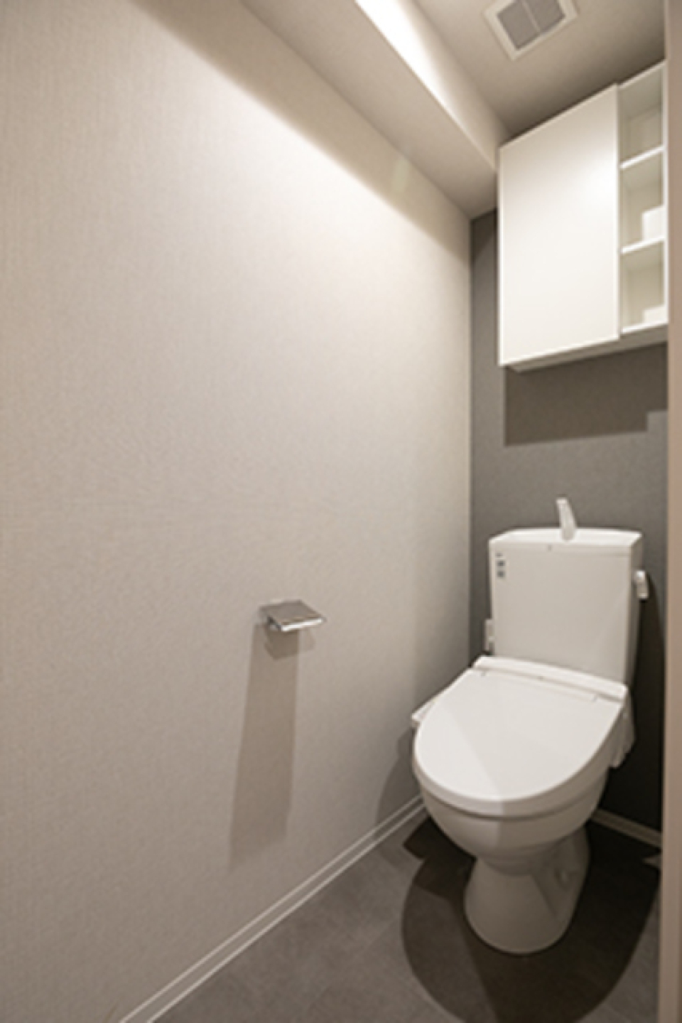 棚があるので掃除用具を整理しやすそうです。※写真は同タイプ住戸です。