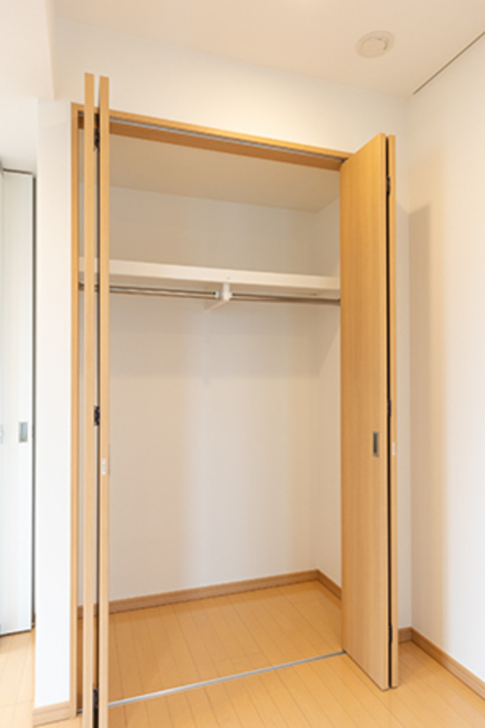 寝室にはクローゼットが付いています※写真は同タイプ住戸です。