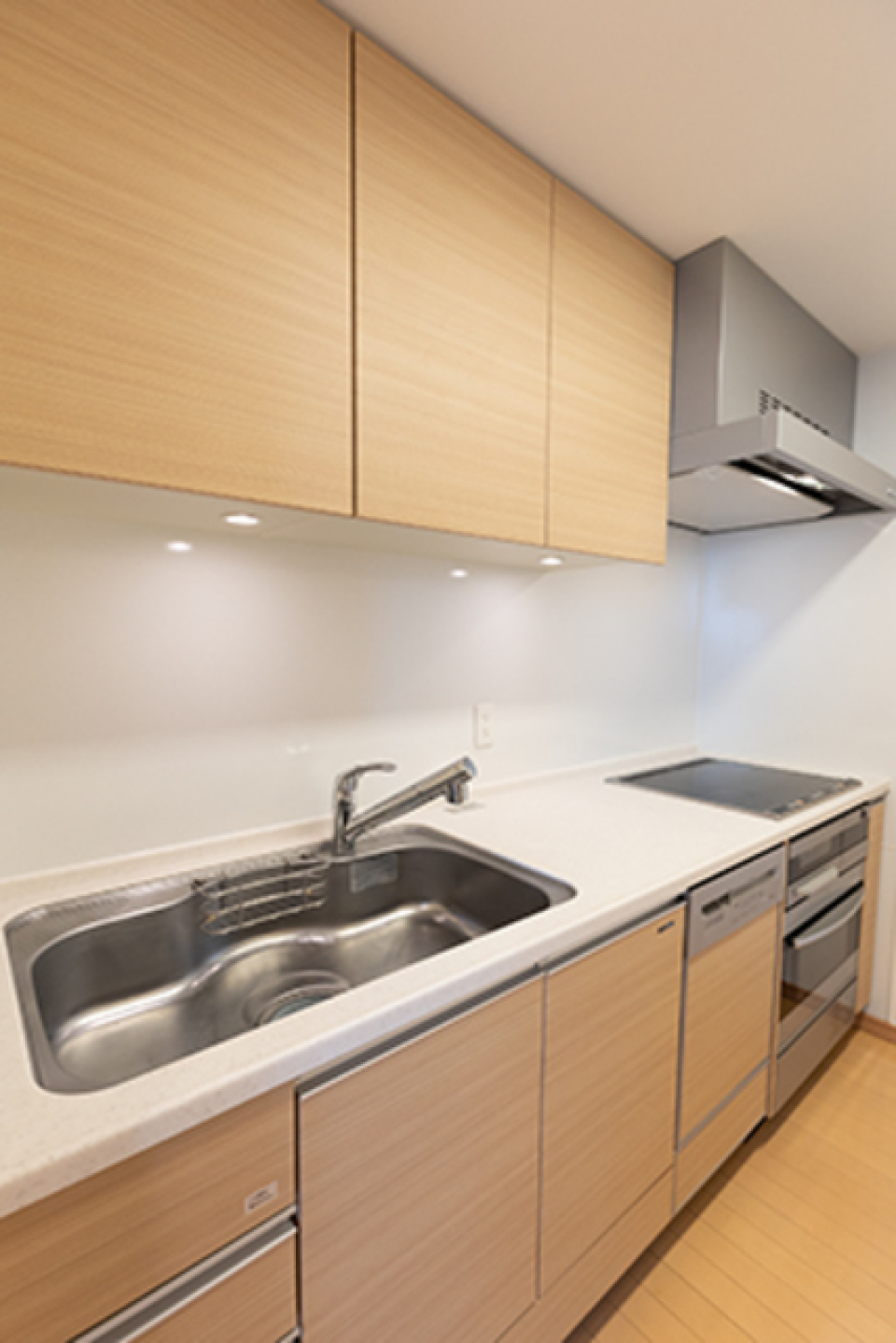 木目を基調にしたキッチン※写真は同タイプ住戸です。