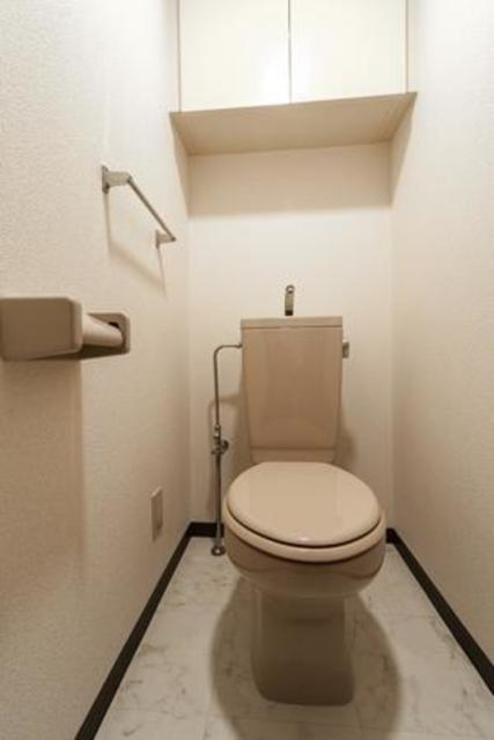 棚があるので掃除用具など整理整頓しやすそうですね。※写真は同タイプ住戸です。