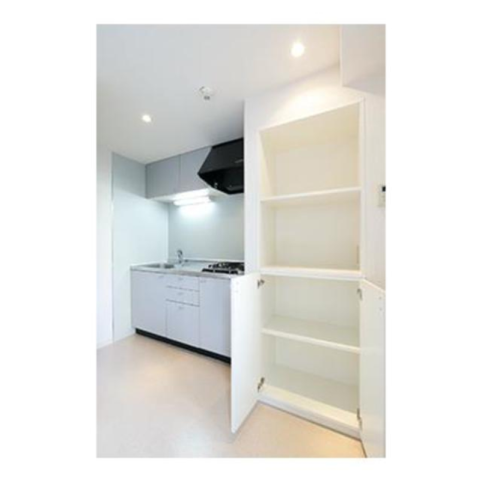 お、ここに収納!？食器や、食品、隠しオヤツ色々入りそう‼
※写真は同タイプ住戸です。