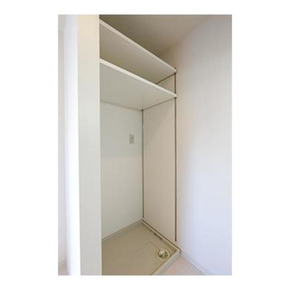 洗濯機置き場。安心して下さい。ちゃんと室内にありますよ。
※写真は同タイプ住戸です。