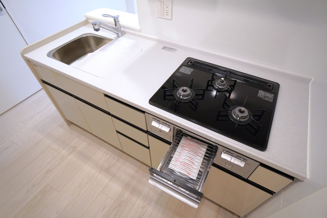 ガスコンロは嬉しい三口タイプ※写真は同タイプ住戸です。