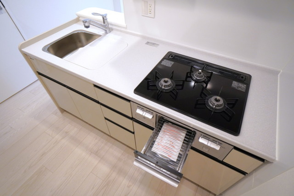 ガスコンロは嬉しい三口タイプ※写真は同タイプ住戸です。