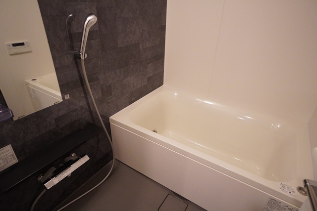 ダーク調のパネルがオシャレな浴室です。※写真は同タイプ住戸です。