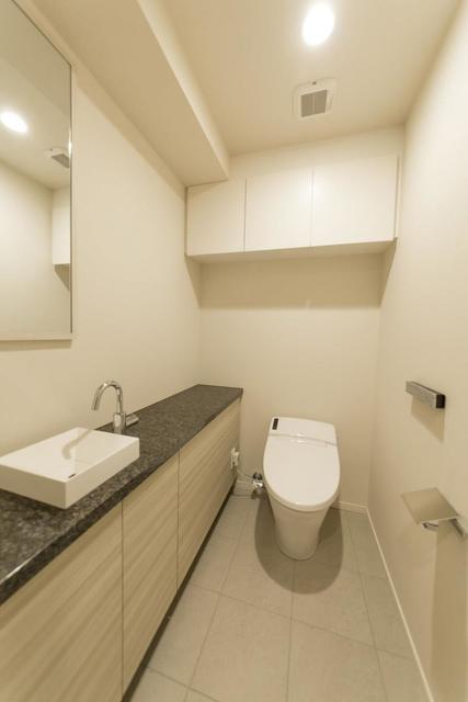 トイレに洗面台が！お友達が来たら「トイレ広いね」のお墨付き貰えるかもです！
※写真は同タイプ住戸です。