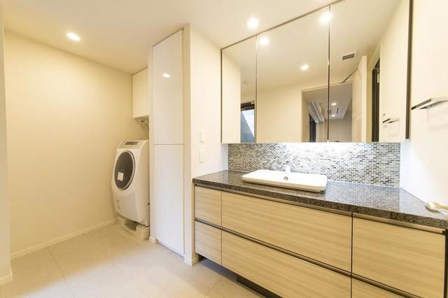 え!?こんなに洗面台って広くていいんですか!?清潔感漂う広々洗面台です♪
※写真は同タイプ住戸です。