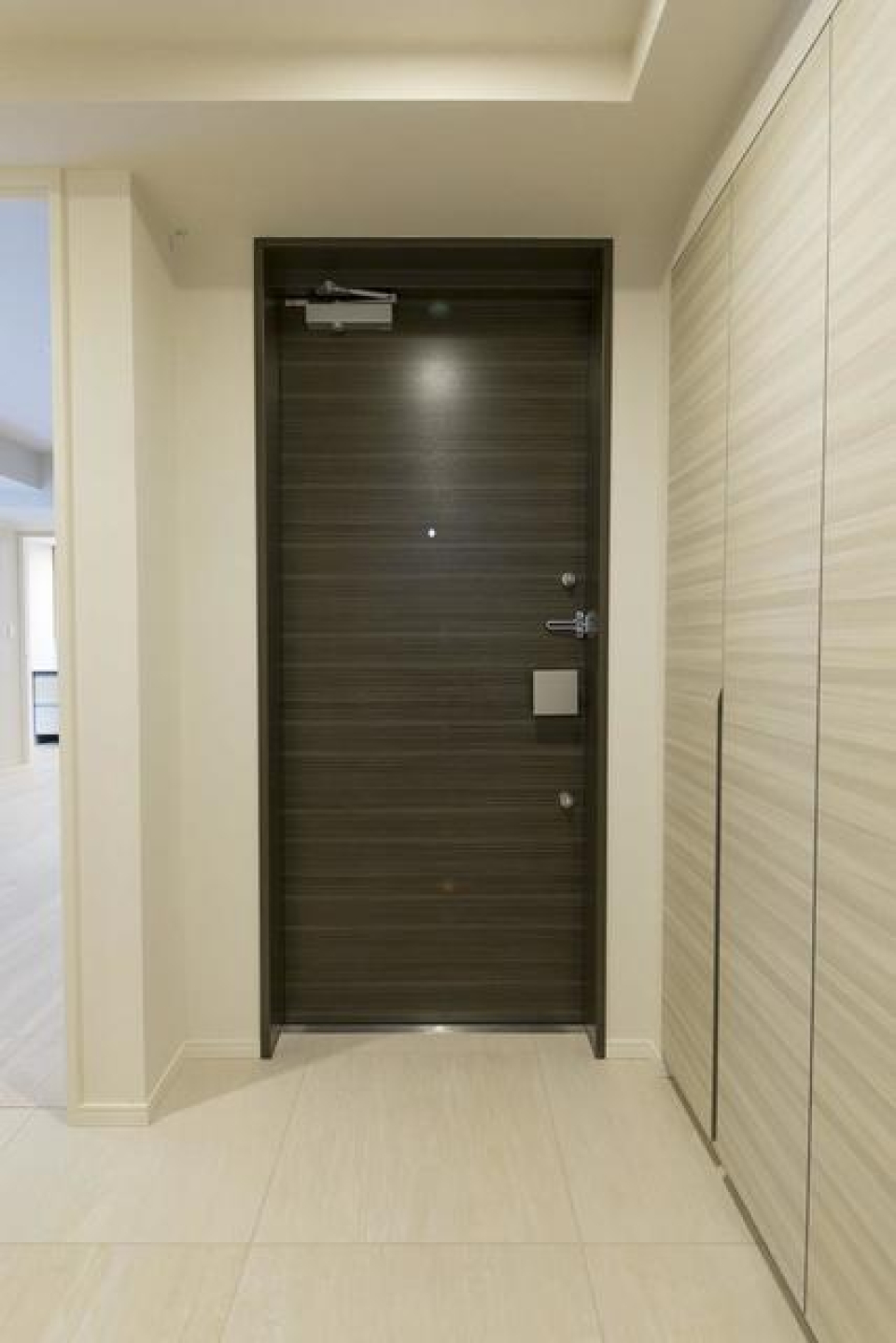 玄関も広々しており、シューズクローゼットもたっぷり収納可能です♪
※写真は同タイプ住戸です。