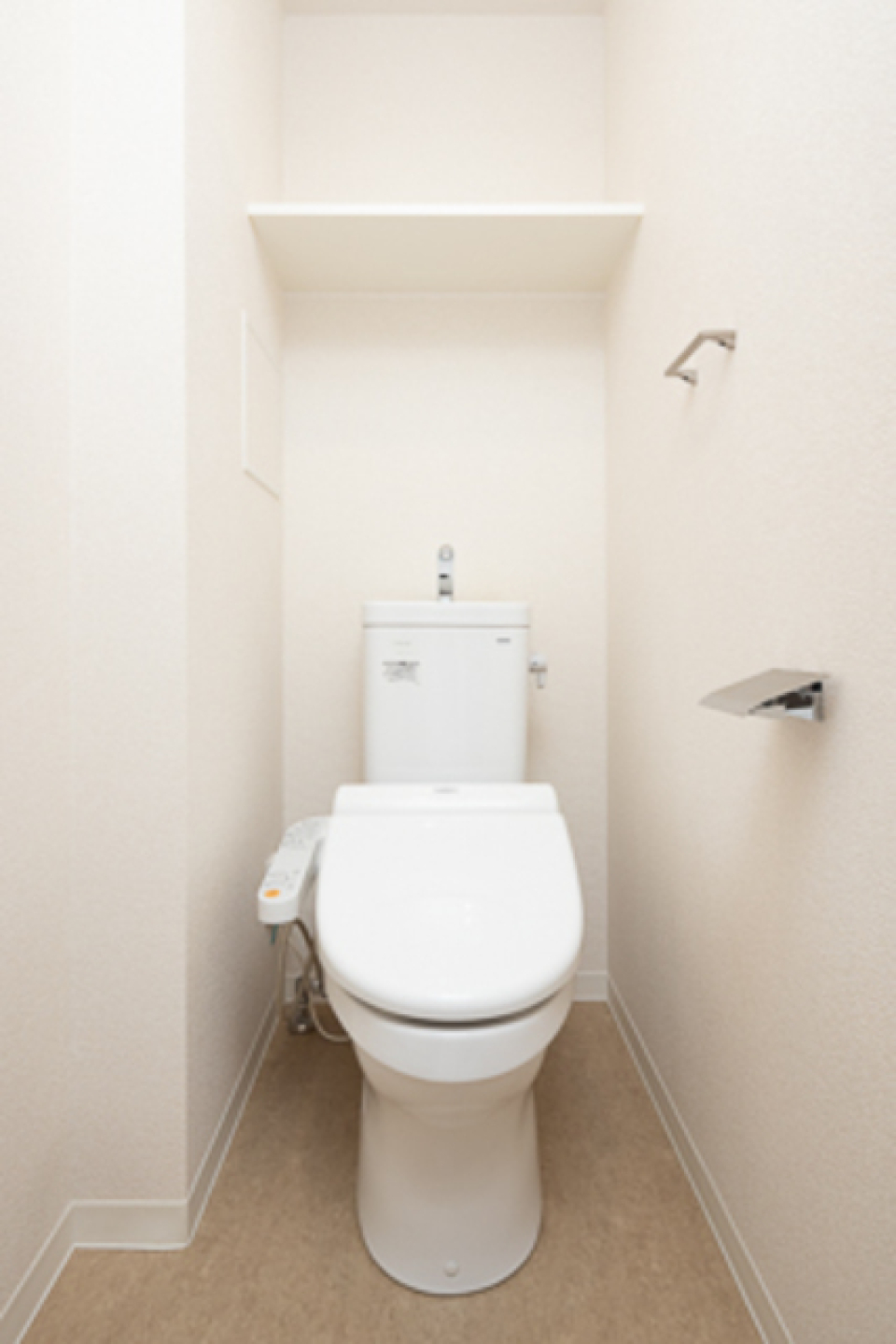 トイレの備品どこに置こうかな？そんなときの味方、棚があります！
※写真は同タイプ住戸です。