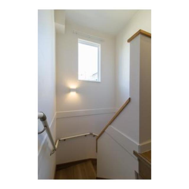 階段にも光を入れちゃう！開放感を廊下にも散りばめております！
※写真は同タイプ住戸です。