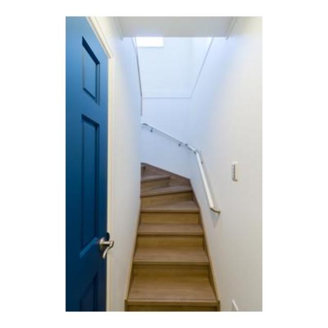 このブルーの扉と、ライトブラウンの相性は◎
※写真は同タイプ住戸です。