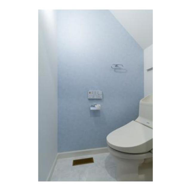 トイレのポイントウォールはこちら！こちらも海外のトイレを彷彿とさせてくれます！
※写真は同タイプ住戸です。