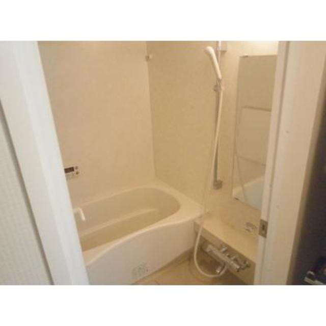 お風呂は追い焚き機能付き
※写真は同タイプ住戸です。