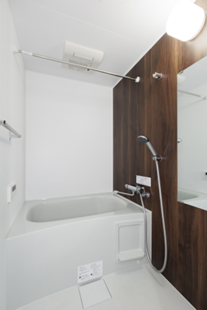 ダークトンのパネルが落ち着いた浴室を演出してくれています。※写真は同タイプ住戸です。