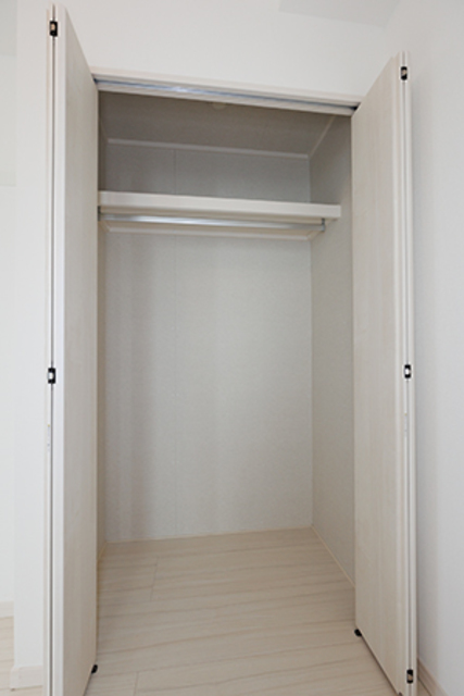 収納を開けた時の様子。※写真は同タイプ住戸です。