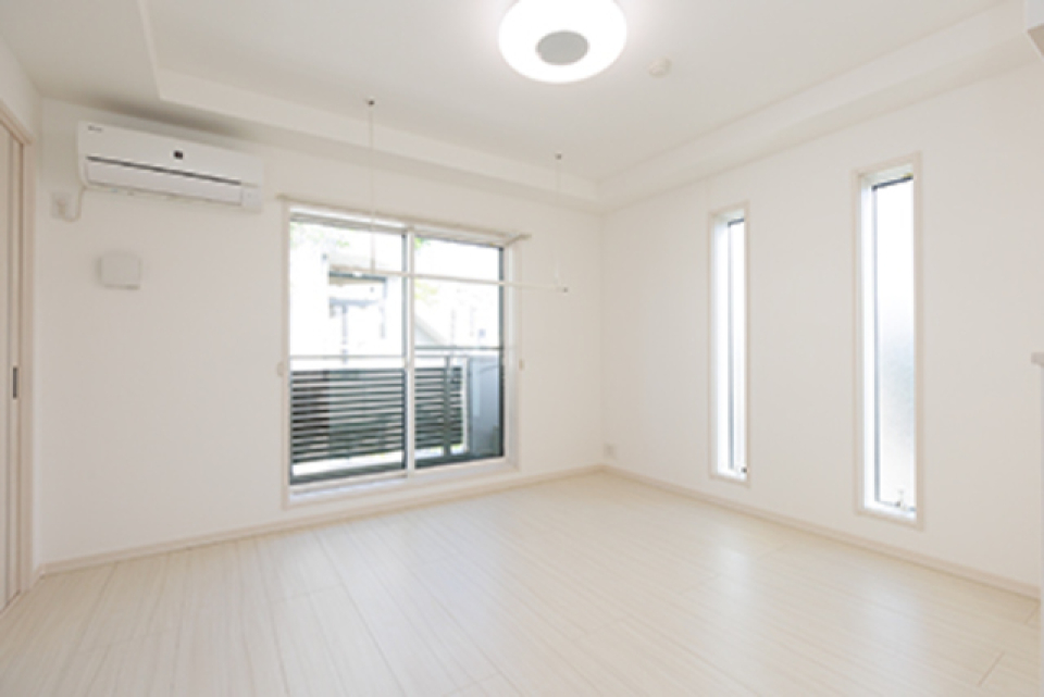 細長い窓がオシャレですよね！※写真は同タイプ住戸です。