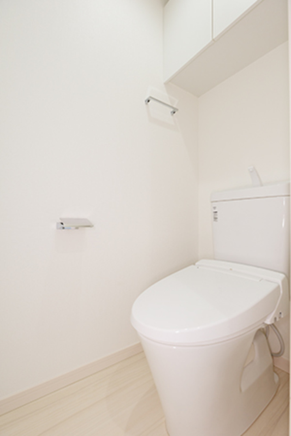 棚があるので掃除用具を片付けてすっきりすることができますね！※写真は同タイプ住戸です。