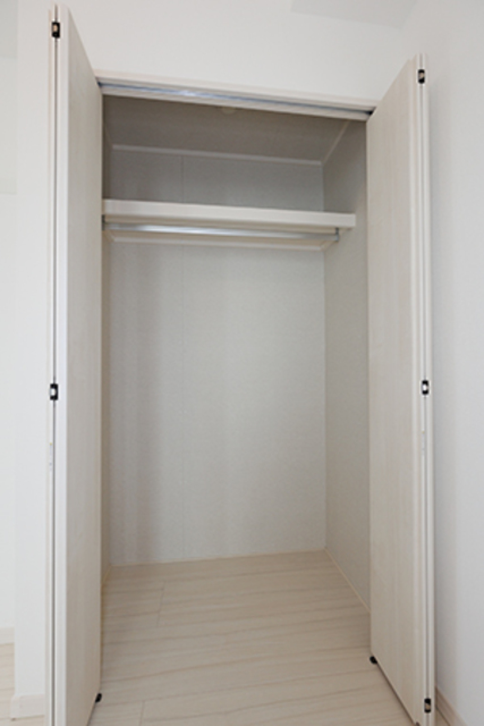 収納を開けた時の様子。※写真は同タイプ住戸です。