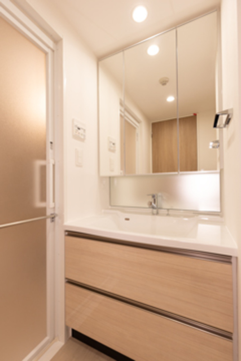 三面鏡の独立洗面台。※写真は同タイプ住戸です。