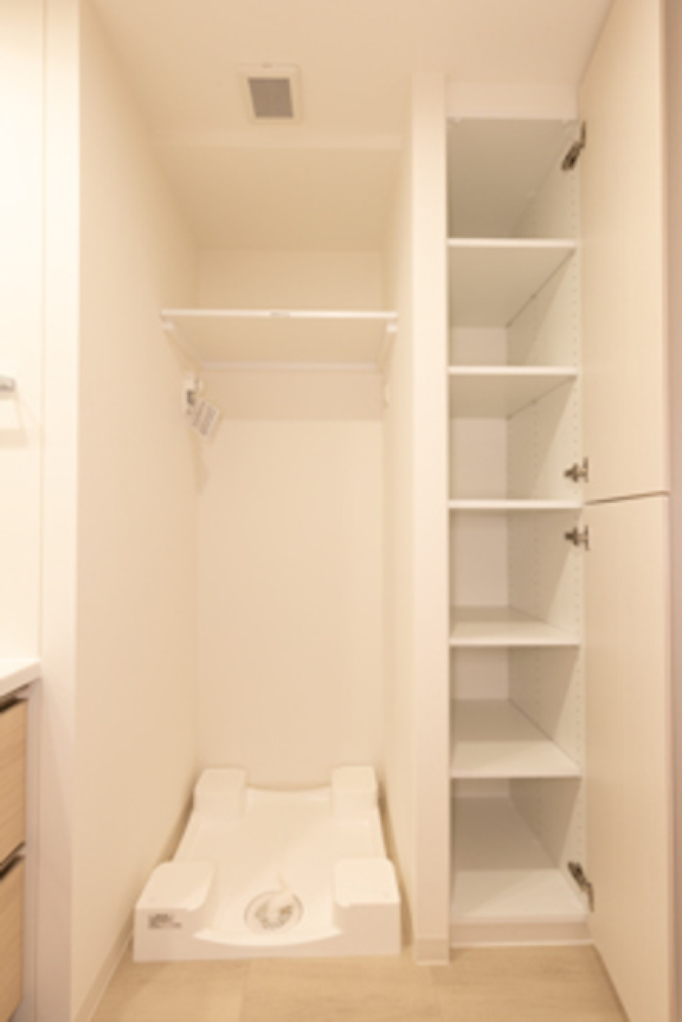 洗濯機置き場にも収納付き※写真は同タイプ住戸です。