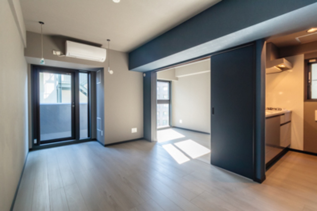 ブルーグレーのクロスがおしゃれな部屋
※写真は同タイプ住戸です。