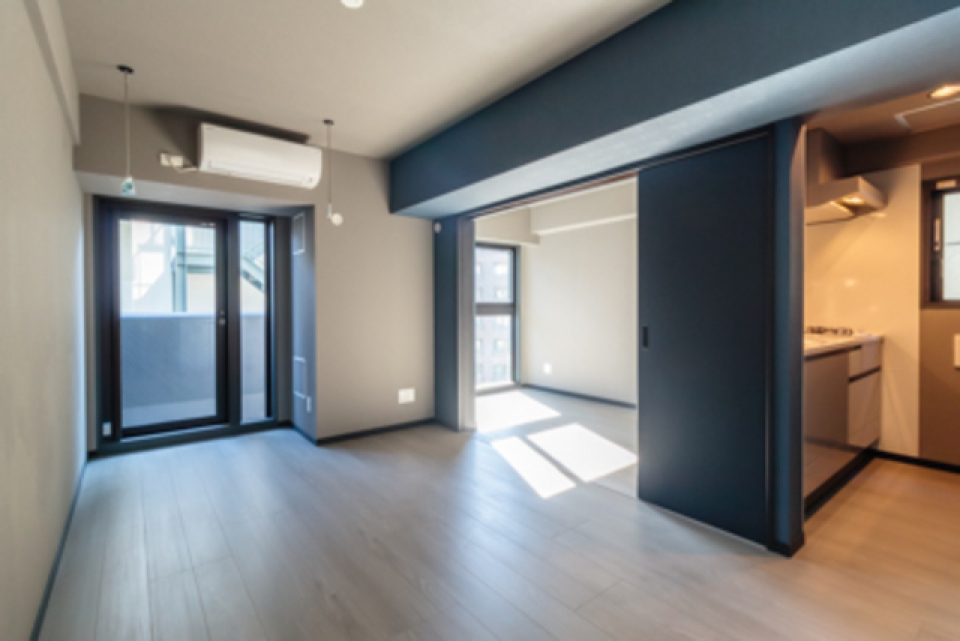 ブルーグレーのクロスがおしゃれな部屋
※写真は同タイプ住戸です。