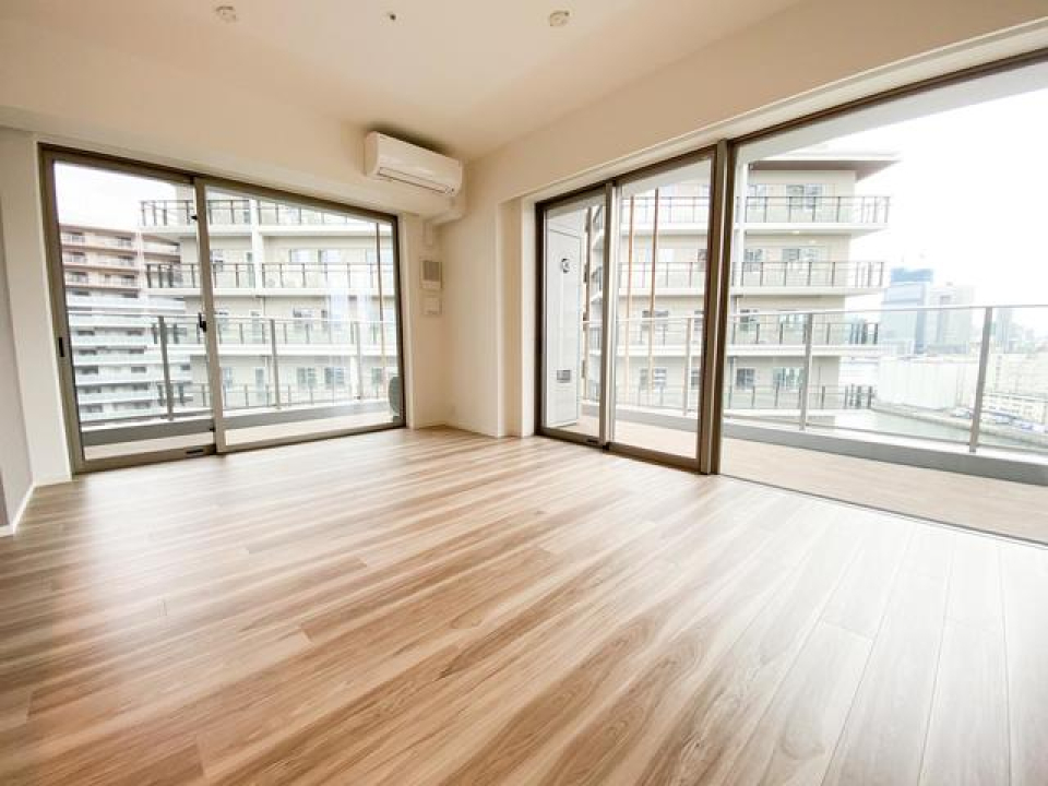 窓が大きなリビング。眺めがよく気持ちいい※写真は同タイプ住戸です。