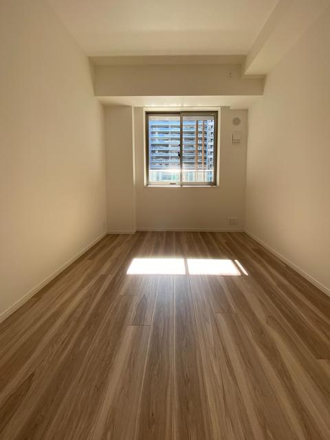 窓からの朝日で目覚められます※写真は同タイプ住戸です。