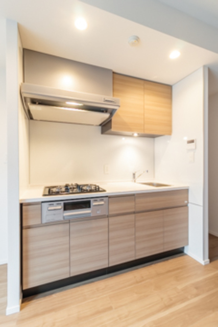 キッチンは3口コンロが導入されていて、料理もはかどりそうですね。※写真は同タイプ住戸です。