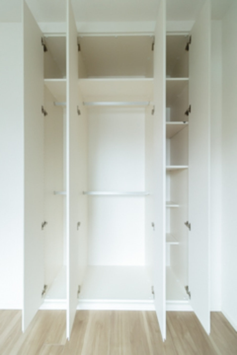 収納を開けた時の様子。※写真は同タイプ住戸です。