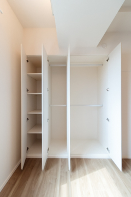 収納を開けた時の様子。※写真は同タイプ住戸です。