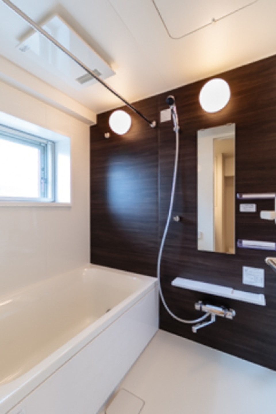 落ち着いたカラーのパネルが導入されている浴室。※写真は同タイプ住戸です。