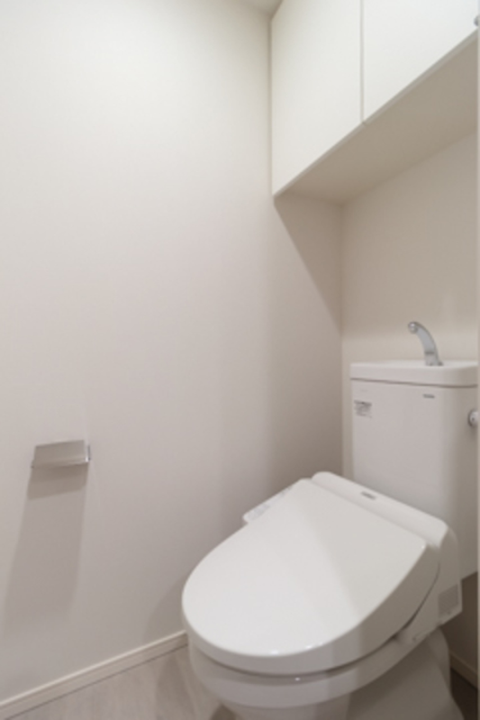 棚があるので掃除用具など整理整頓がしやすそうです。※写真は同タイプ住戸です。