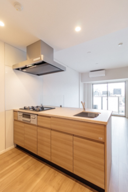 3口コンロが導入された対面式キッチンです。※写真は同タイプ住戸です。