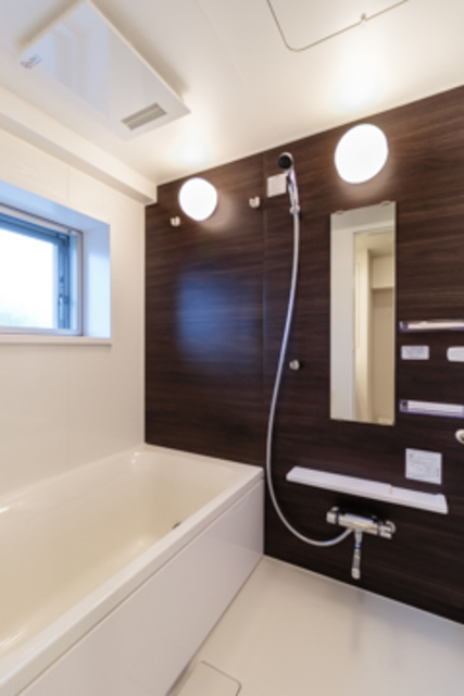 ダークなパネルが導入された落ち着いた雰囲気の空間です。※写真は同タイプ住戸です。