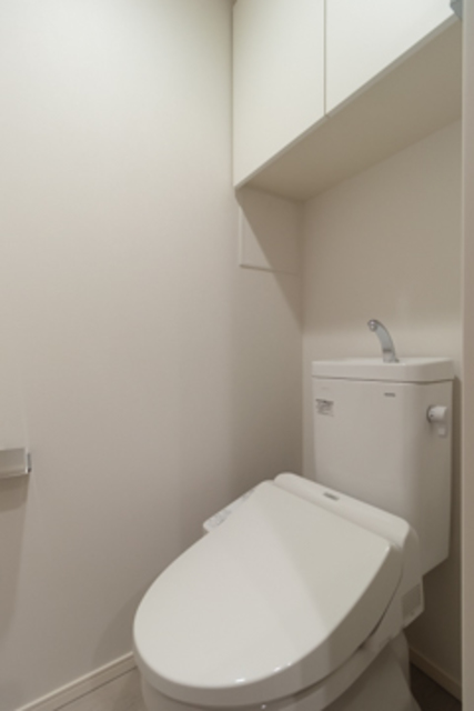 棚があるので掃除用具など整理整頓しやすそうですね。※写真は同タイプ住戸です。