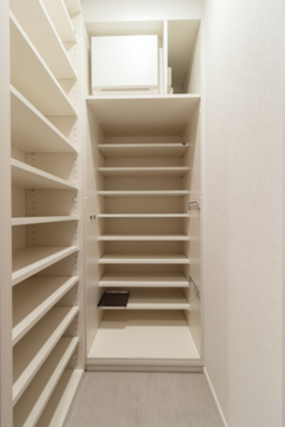 シューズボックスを開けた時の様子。※写真は同タイプ住戸です。