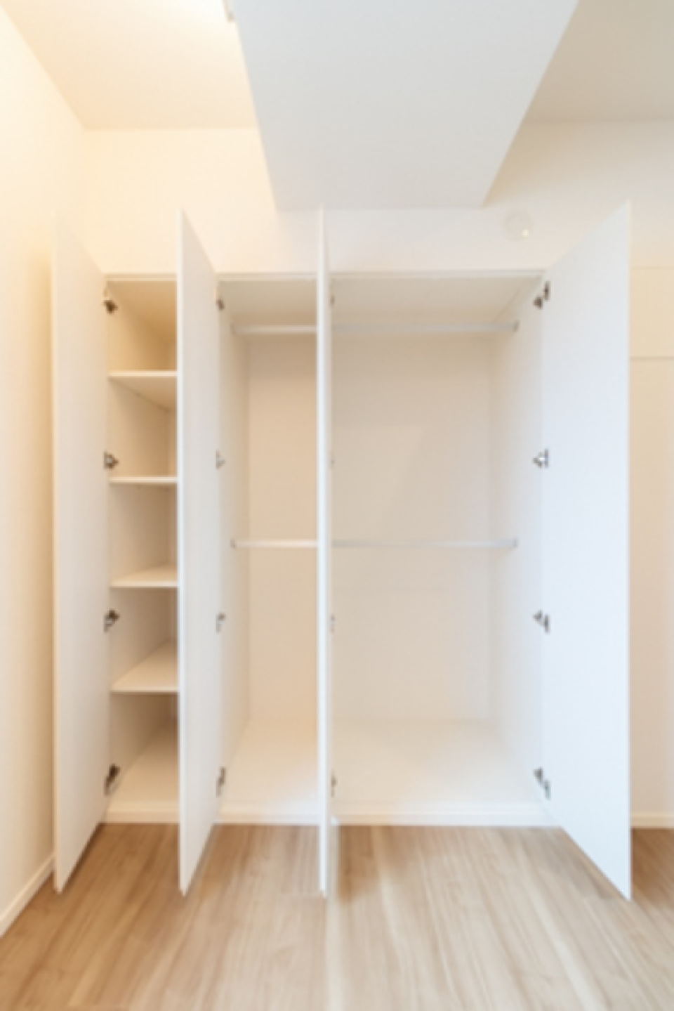 収納を開けた時の様子。※写真は同タイプ住戸です。