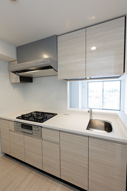 3口のガスコンロが導入されたキッチン。※写真は同タイプ住戸です。