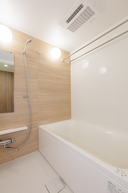 木目のパネルでナチュラルな浴室です。※写真は同タイプ住戸です。