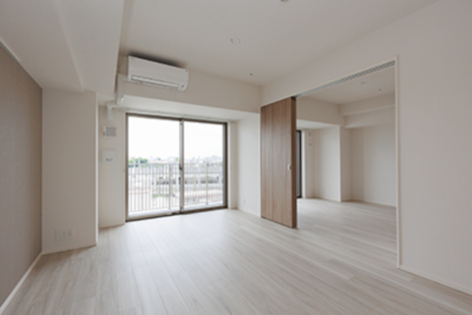 10.4帖のリビングダイニングは6.5帖の洋室が併設していまs。※写真は同タイプ住戸です。