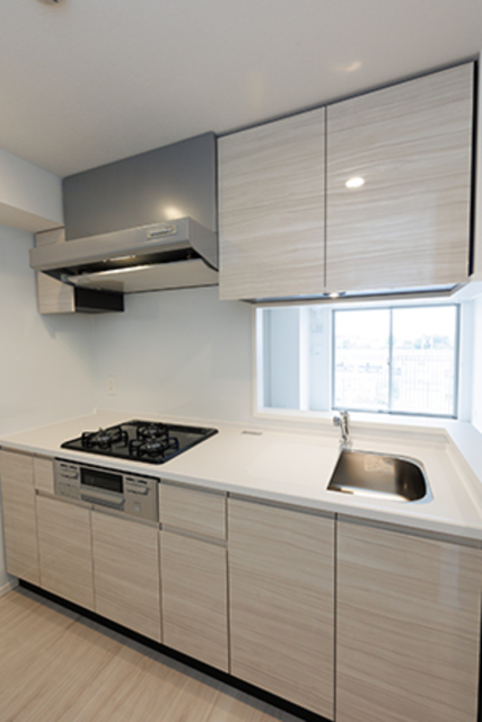 3口のガスコンロが導入されたキッチン。※写真は同タイプ住戸です。