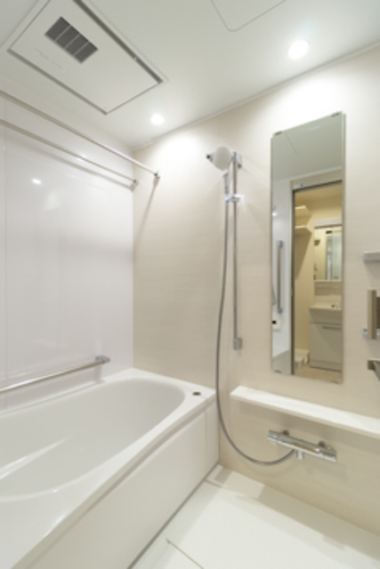 お風呂は追い焚き機能付き※写真は同タイプ住戸です。