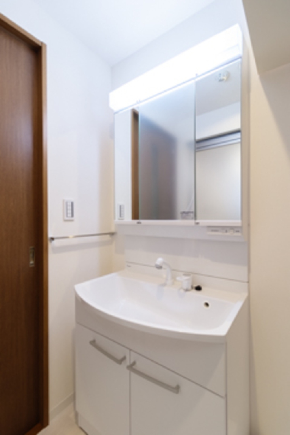 三面鏡の独立洗面台。※写真は同タイプ住戸です。